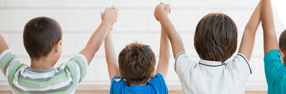 Genitori che definiscono l’accordo di separazione consensuale con figli